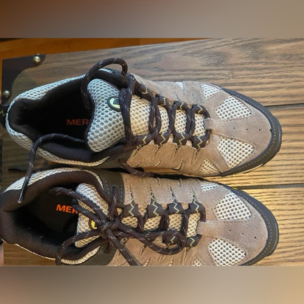 Never worn women's size 7 merrells!